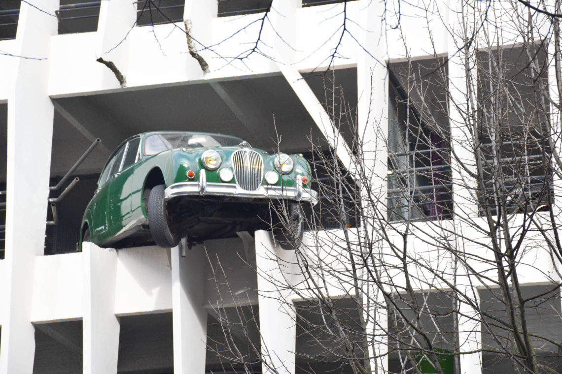 La voiture perchée du Parking victor Hugo de Bordeaux_France Un couple en Vadrouille