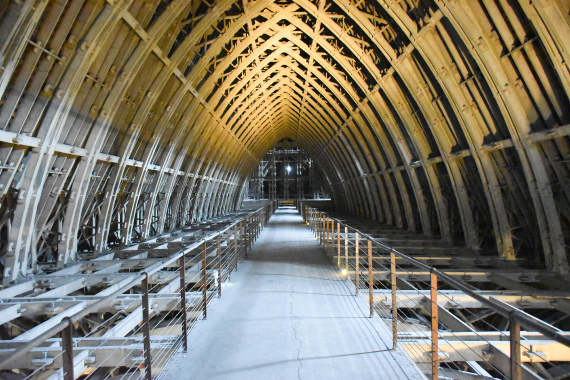 charpente en béton de la cathédrale notre dame de reims Un couple en — free download